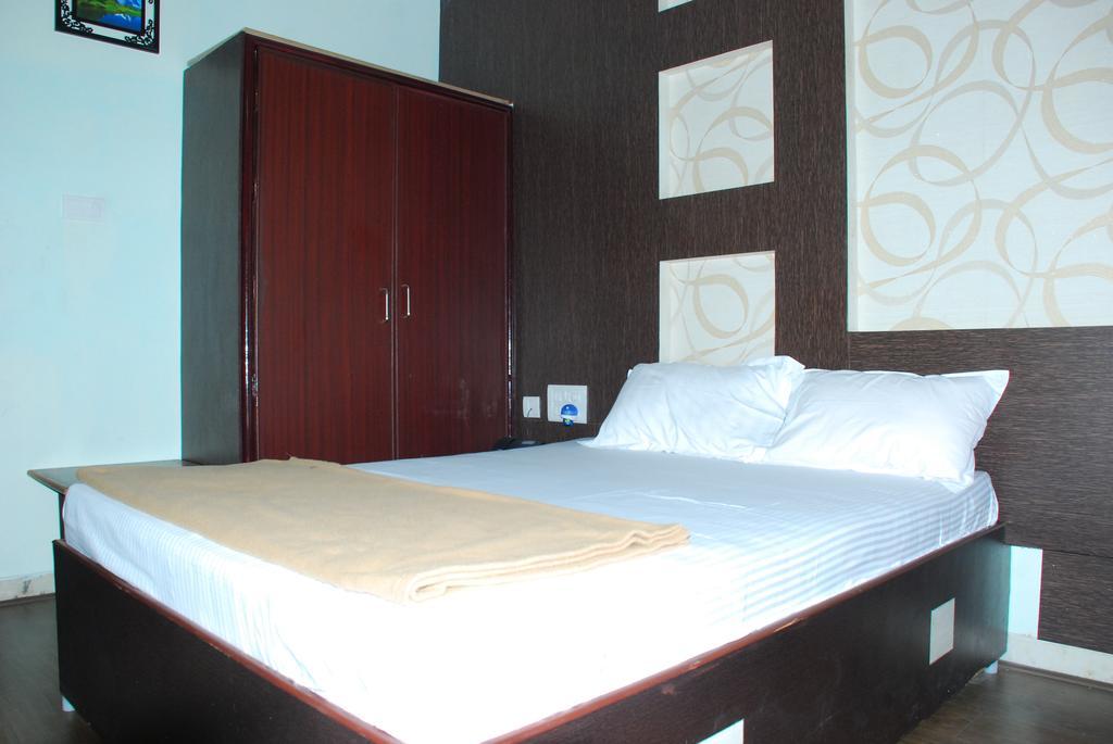Jayalakshmi Residency Hotel Tirupati Szoba fotó