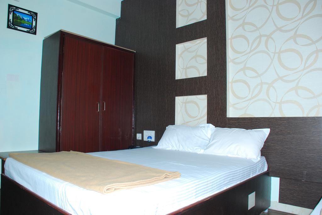 Jayalakshmi Residency Hotel Tirupati Szoba fotó