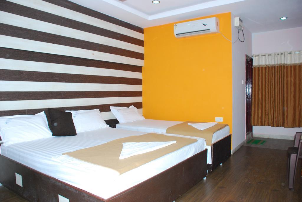 Jayalakshmi Residency Hotel Tirupati Szoba fotó