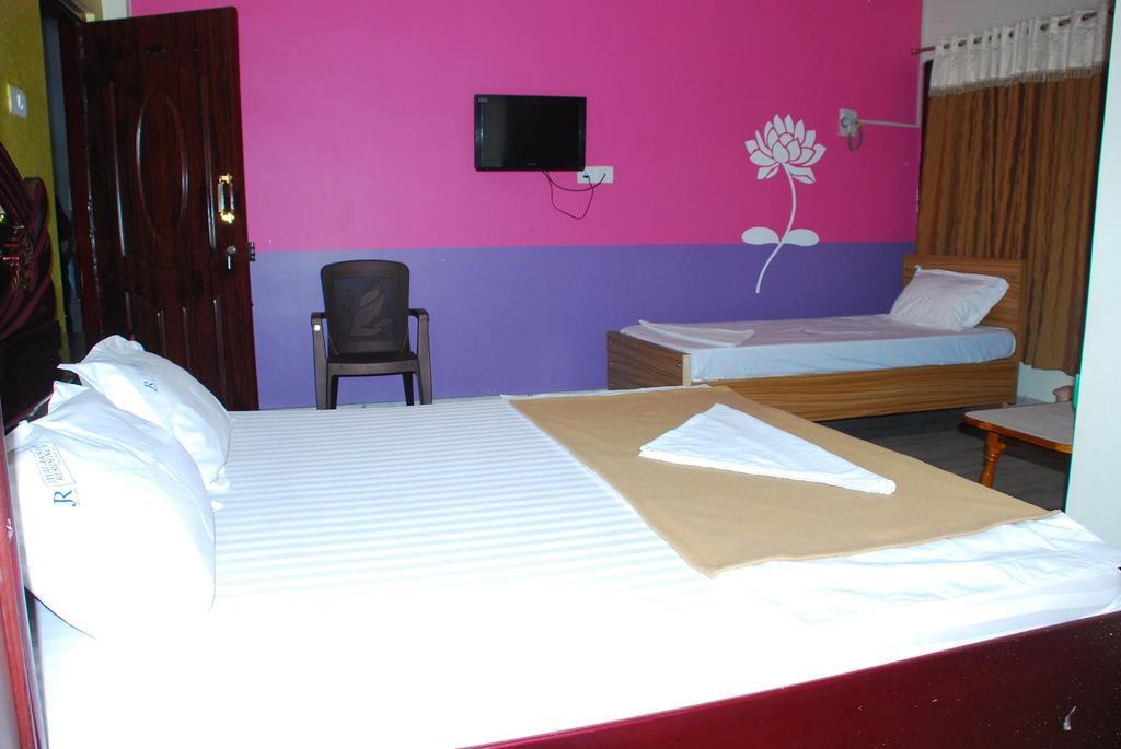 Jayalakshmi Residency Hotel Tirupati Szoba fotó