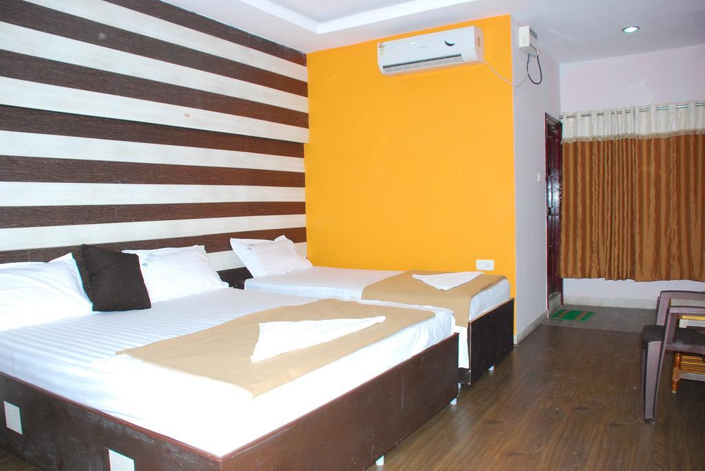 Jayalakshmi Residency Hotel Tirupati Szoba fotó