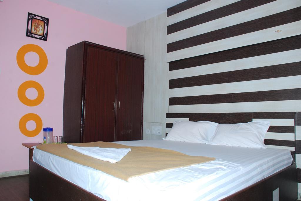 Jayalakshmi Residency Hotel Tirupati Szoba fotó